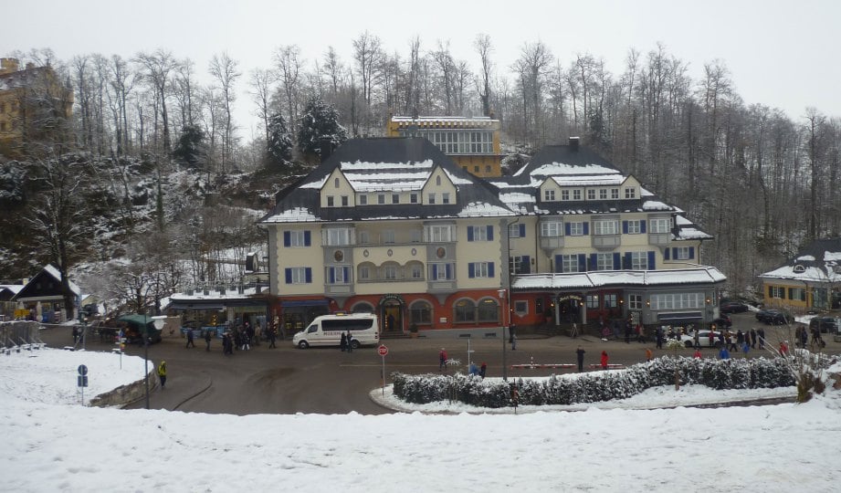 HOTEL, kafe dan deretan kedai menjual cenderahati di kaki bukit Hohenschwangau di Fussen,  Bavaria, Jerman