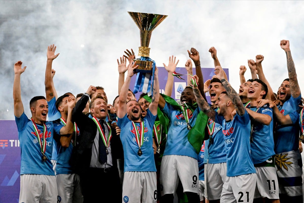 BARISAN pemain Napoli meraikan kejayaan mereka bersama trofi Serie A. FOTO Reuters