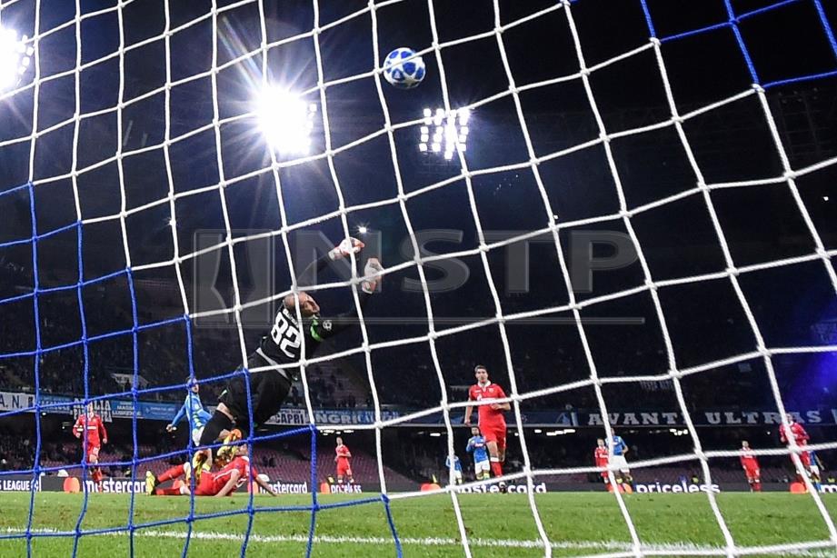 PENJAGA gol Red Star Belgrade,  Milan Borjan bolos tiga gol kepada Napoli. FOTO/AFP  
