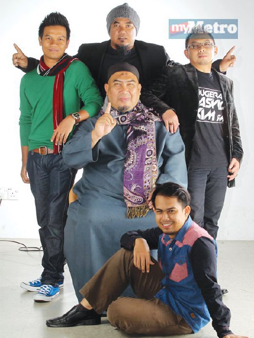 USTAZ Amal (duduk, tengah)gembira apabila penyanyi terkenal kini turut membawakan lagu-lagu kerohanian. 
