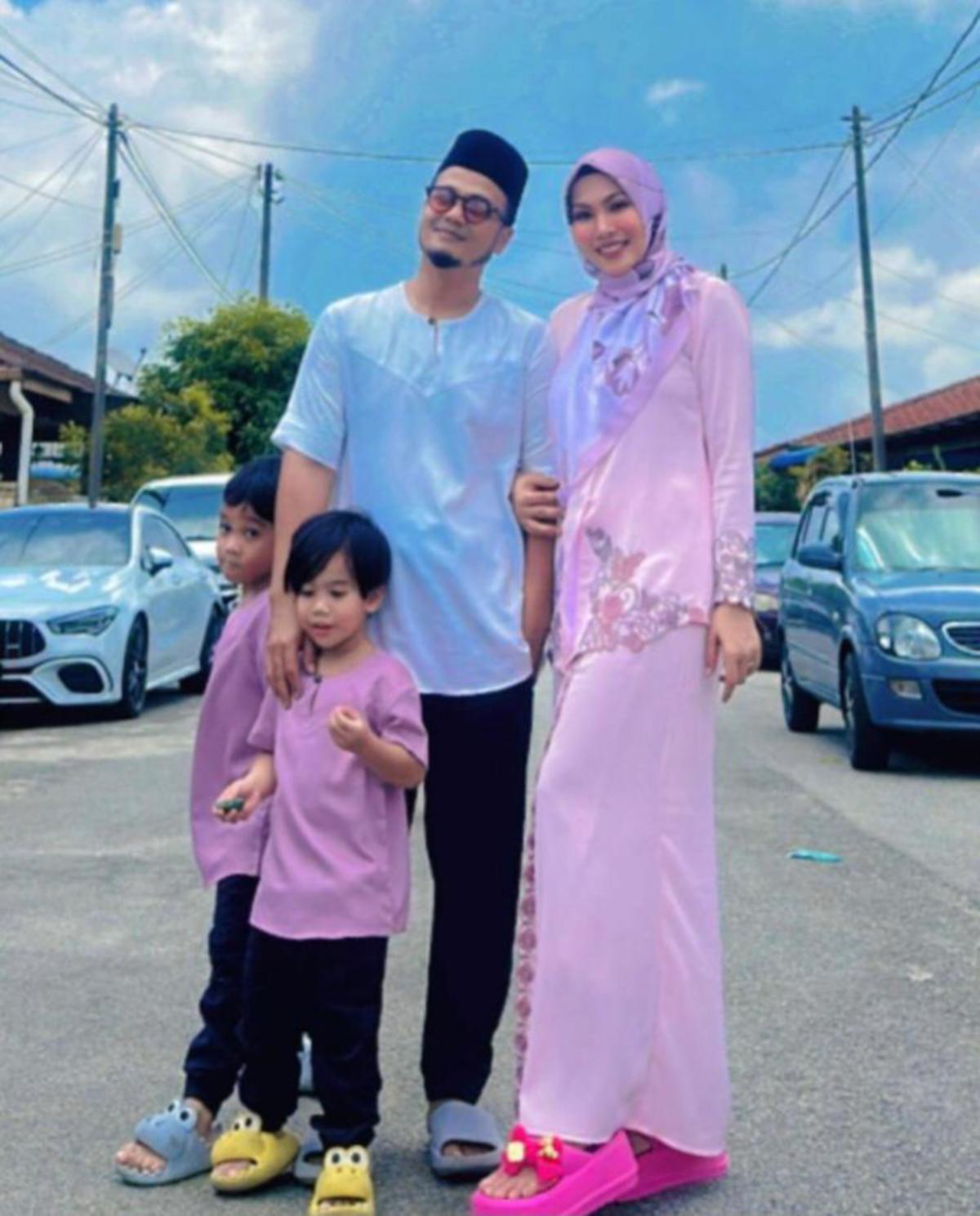 Nas Adila bersama suami dan anaknya