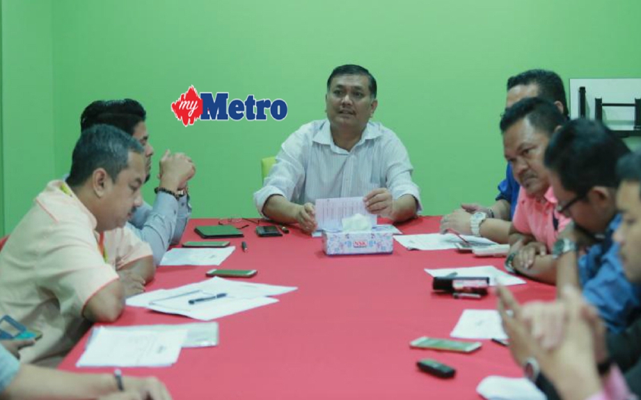 Shamsul Anuar mempengerusikan mesyuarat penyelarasan bersama media bagi program UMNO Bantu Rakyat di Pejabat Biro Kebajikan UMNO Malaysia, Villa Putra Condo, Jalan Tun Ismail. FOTO Asyraf Hamzah