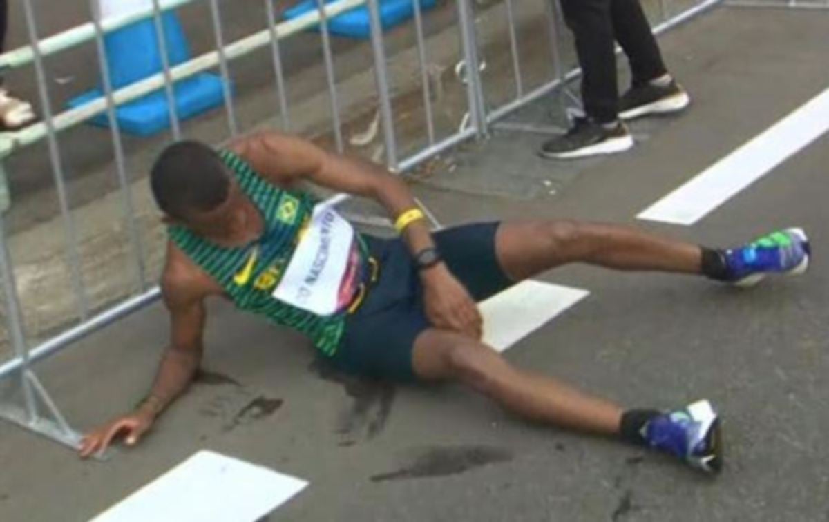Atlet Brazil, Daniel do Nascimento tidak berdaya meneruskan larian. FOTO Agensi