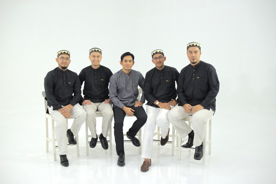 ANGGOTA Inteam (dari kiri) Hazamin, Syahril, Hisyam dan Abdul Rahim selesa bekerjasama dengan Khai.