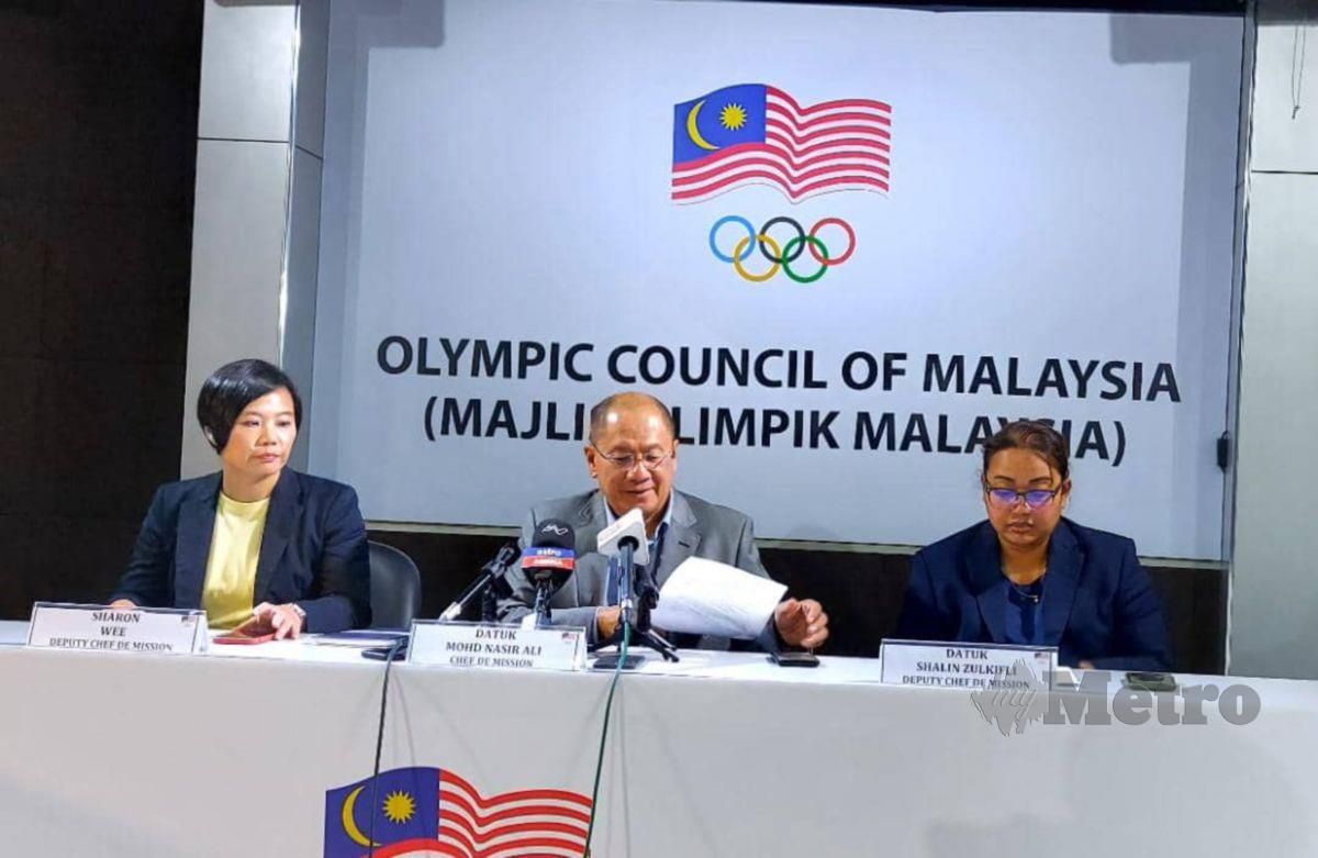 NASIR (tengah) bersama Sharon (kiri) dan Shalin pada mesyuarat pengurus pasukan ke Sukan Sea Kemboja di Pejabat Majlis Olimpik Malaysia (MOM), hari ini.