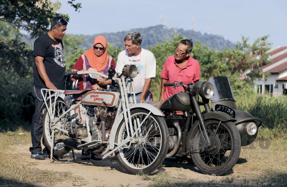 IVAN (dua kanan) bergambar bersama motosikal Harley Davidson dan British Short Harms. FOTO Zulkepli Osman