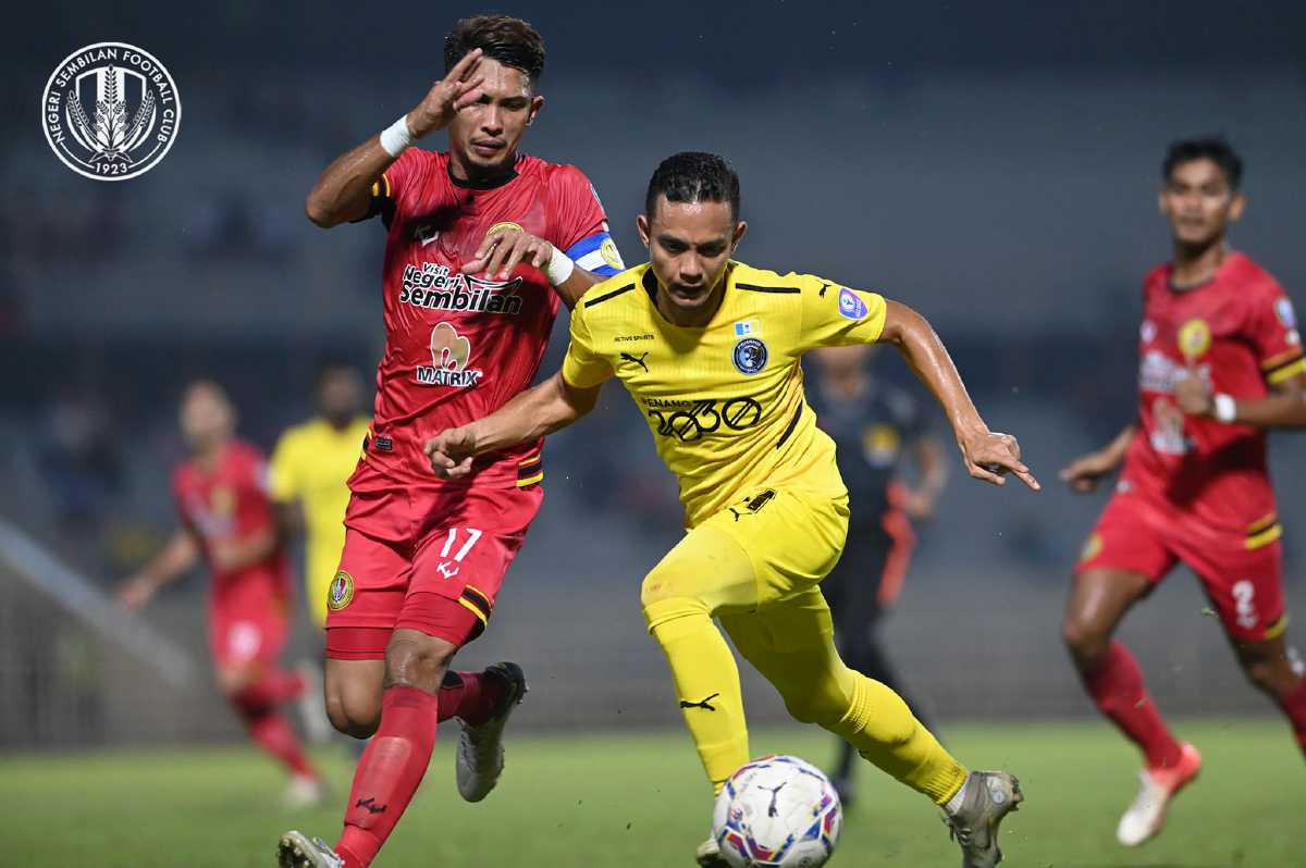 NASRULLAH Haniff (kiri) antara tonggak penting dalam membantu Negeri Sembilan FC berada di kedudukan ketiga carta Liga Super ketika ini. FOTO ihsan NSFC