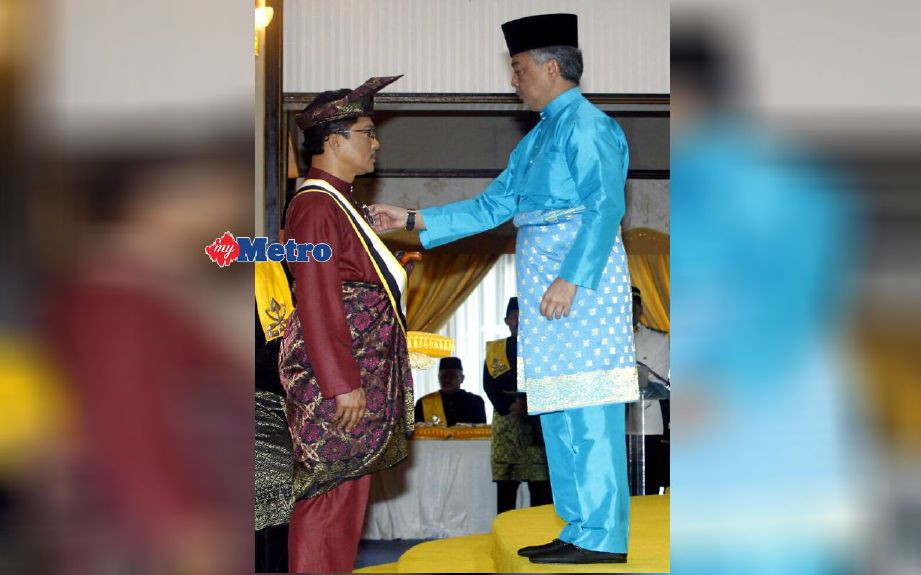 Pemangku Raja Pahang, Tengku Abdullah Sultan Ahmad Shah berkenan menganugerahkan DIMP yang membawa gelaran Datuk kepada Nassier dalam Majlis Istiadat Pengurniaan Darjah-Darjah Kebesaran dan Pingat-Pingat negeri Pahang di Istana Abu Bakar, Pekan. FOTO  Muhd Asyraf Shawal