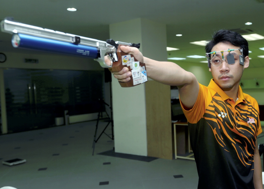 PENEMBAK negara, Johnathan Wong Guanjie melangkah ke pentas akhir acara 10m air pistol pada Sukan Komanwel Gold Coast. - Foto SHIRAZ ALI