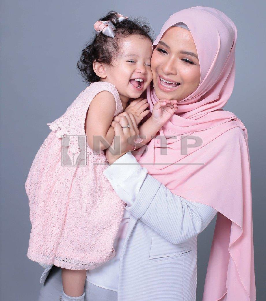 NUR A'TIQAH bersama anak tersayang Maryam Mohd Hareez. FOTO NSTP