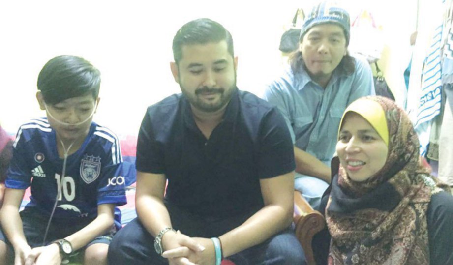 ACAN, kanak-kanak jantung berlubang di Muar yang dibantu Natipah menerima kunjungan Tunku Mahkota Johor, 