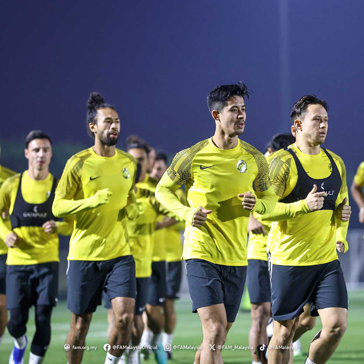BARISAN pemain negara giat menjalani latihan menjelang aksi pertama Piala Asia. FOTO IHSAN FAM