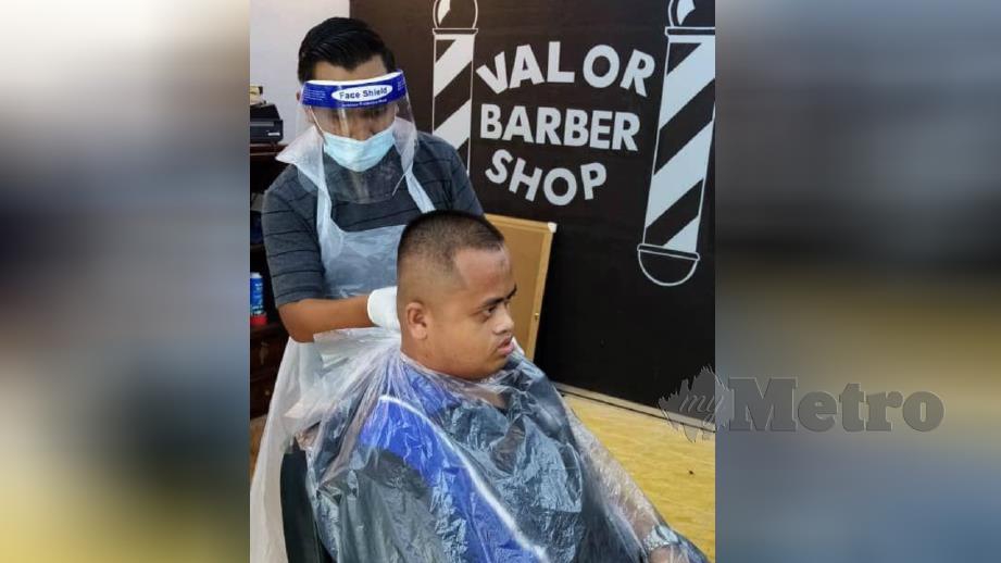 AHMAD Naufal menjadi satu-satunya OKU yang membuka kedai gunting rambut di Pontian, Johor. FOTO Ahmad Naufal Ahmad Suhaimi. 