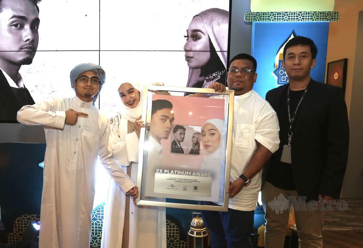 Naufal dan Nuha (kiri) menerima 2X Platinum Award daripada pihak BeeGood Music dan Universal Music Malaysia.