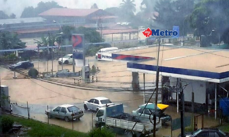 Keadaan banjir kilat yang melanda Ranau, hari ini. - Foto CLEO WILL