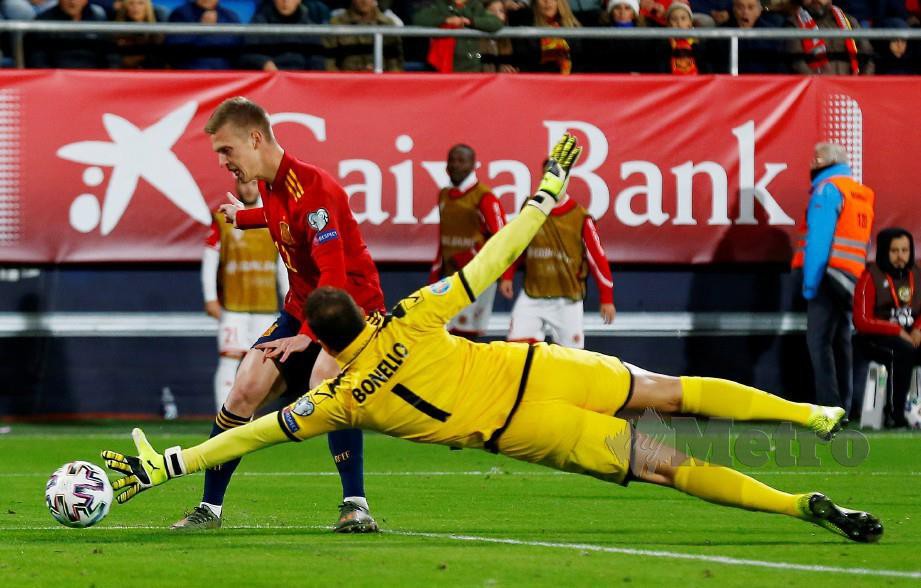 OLMO (kiri) menjaringkan gol kelima Sepanyol di Estadio Ramon de Carranza. — FOTO Reuters