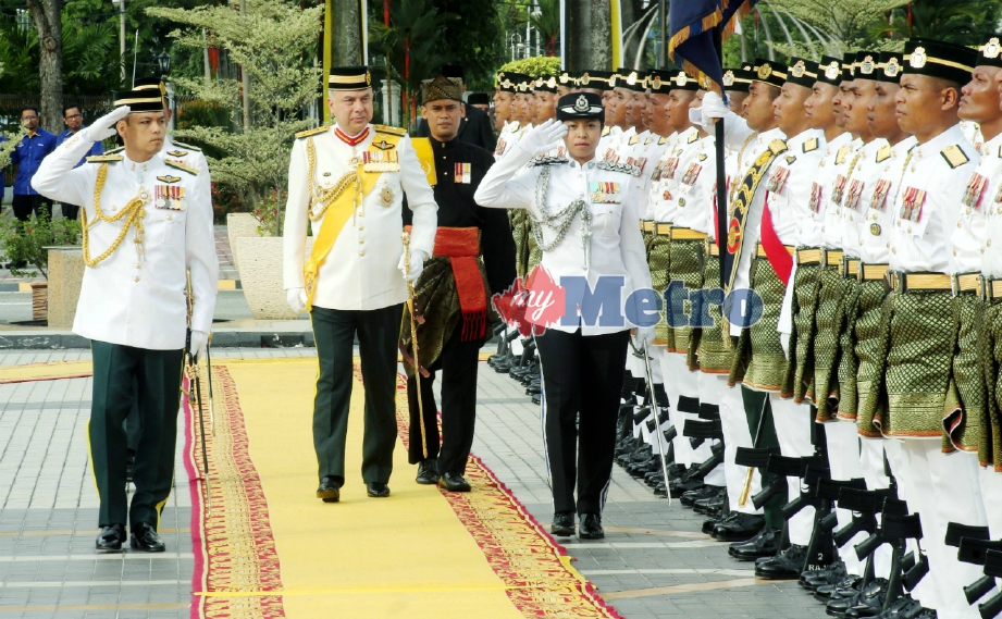 SULTAN Nazrin Muizzuddin Shah memeriksa kawalan kehormatan utama Rejimen Askar Jurutera Diraja 2 Divisyen sempena sambutan Hari Pahlawan 2018. FOTO L Manimaran