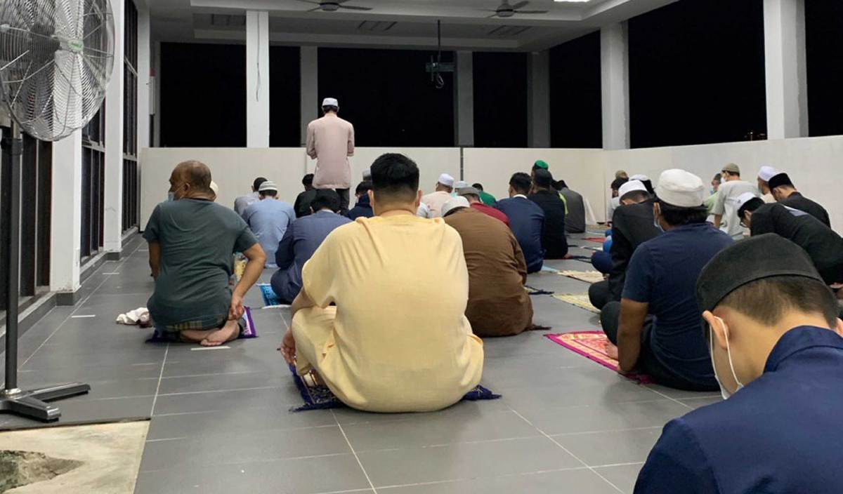MUHAMMAD Aifaa merakam suasana tarawih normal baharu di Surau Jumaat An-Naim, Wangsa Maju, Kuala Lumpur yang dihadirinya, semalam. FOTO Ihsan Muhammad Aifaa Redzuan