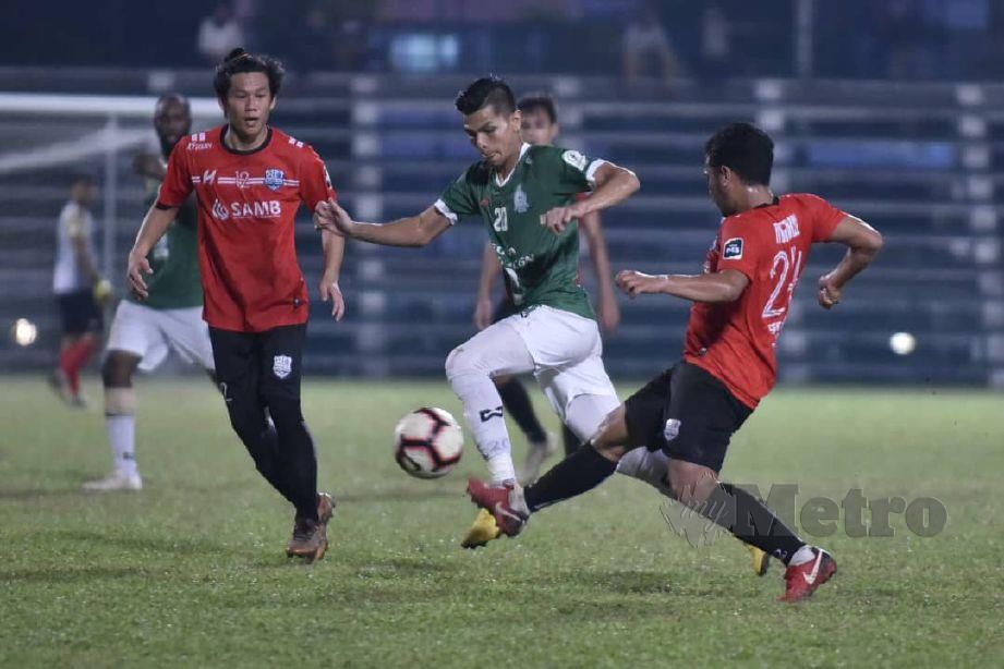 PEMAIN Melaka, Nazrin Nawi (tengah) cuba melepasi kawalan dua pemain  SAMB di Stadium Hang Tuah. - FOTO Nazri Abu Bakar