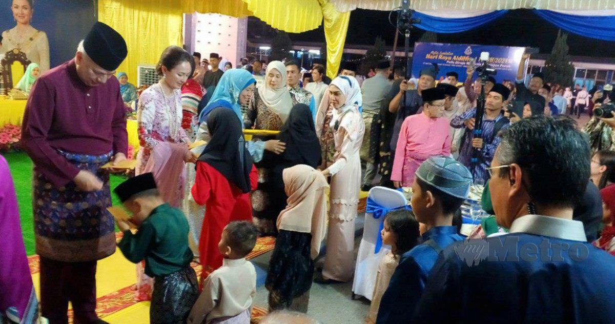 SULTAN Nazrin dan Tuanku Zara berkenan menyampaikan duit raya pada sambutan Hari Raya Aidilfitri PDRM Kontinjen Perak. FOTO L Manimaran