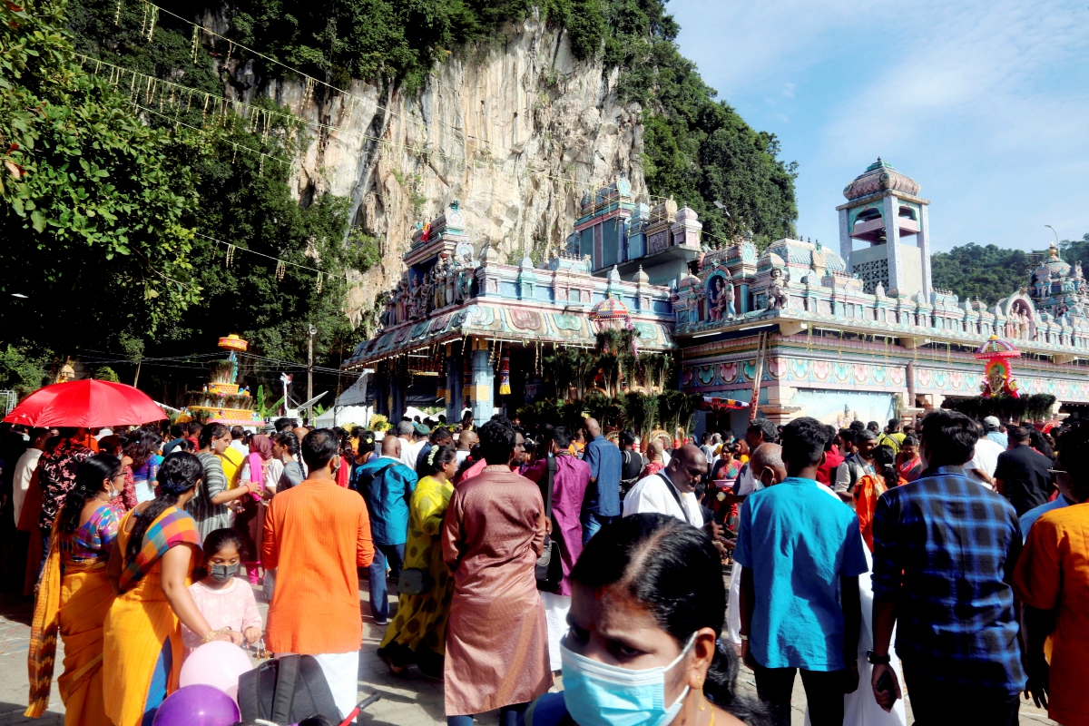 Penganut agama Hindu meraikan sambutan perayaan Thaipusam di Kuil Kallumal Arulmigu Subramania, Gunung Cheroh. FOTO L MANIMARAN