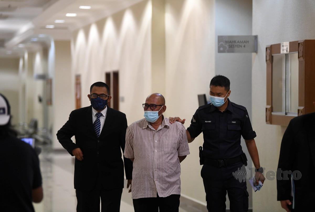 AZMI (tengah) dibawa keluar dari Mahkamah Sesyen Kuantan atas tuduhan menghina Fuziah Salleh. FOTO BERNAMA