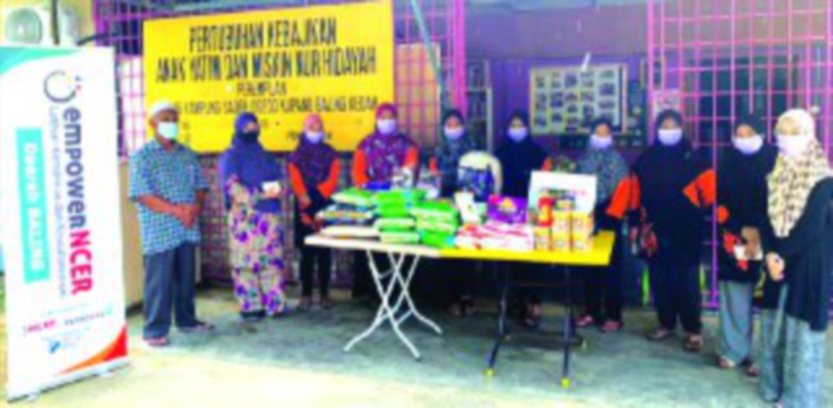 PESERTA Program empowerNCER Baling menyerahkan sumbangan barang keperluan asas kepada wakil rumah Pertubuhan Rumah Pertubuhan Anak-anak Yatim dan Miskin Nur Hidayah, di Kampung Sadek, Baling, Kedah.