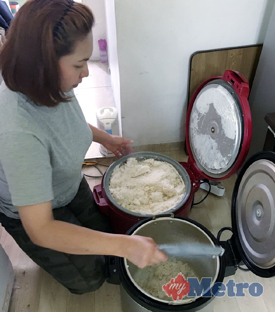 SRI RAHAYU tekun ketika menyediakan nasi lemak. FOTO NSTP