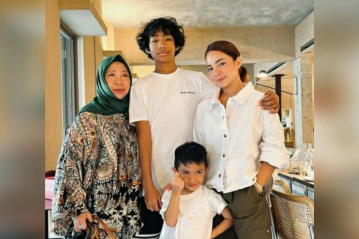 Nora (kanan) bersama dua anaknya, Putra Rayqal dan Nene serta ibunya, Salimah Talib. Foto Instagram Nora Danish