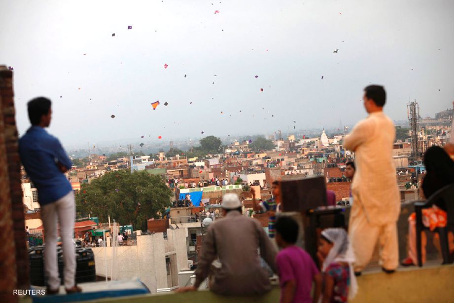 Orang ramai menyaksikan dari atas bumbung ratusan layang-layang di ruang udara New Delhi sempena sambutan Hari Kemerdekaan India minggu ini. 