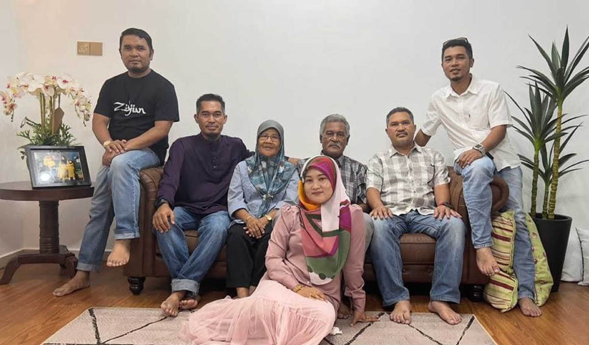 NORHANI dan Zahari bersama ahli keluarga. FOTO Ihsan Ellyawati Zahari