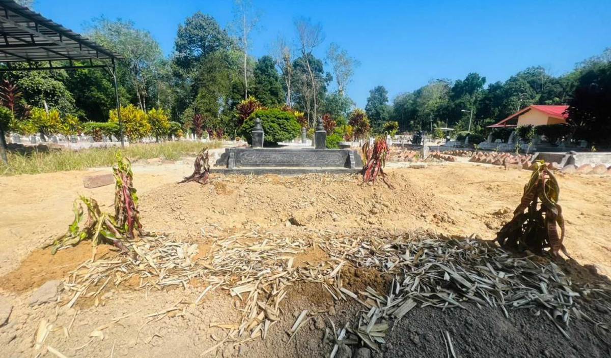 PUSARA Norhani dan Zahari di Perkuburan Islam Kampung Tualang Sekah, Malim Nawar. FOTO Ihsan Ellyawati Zahari