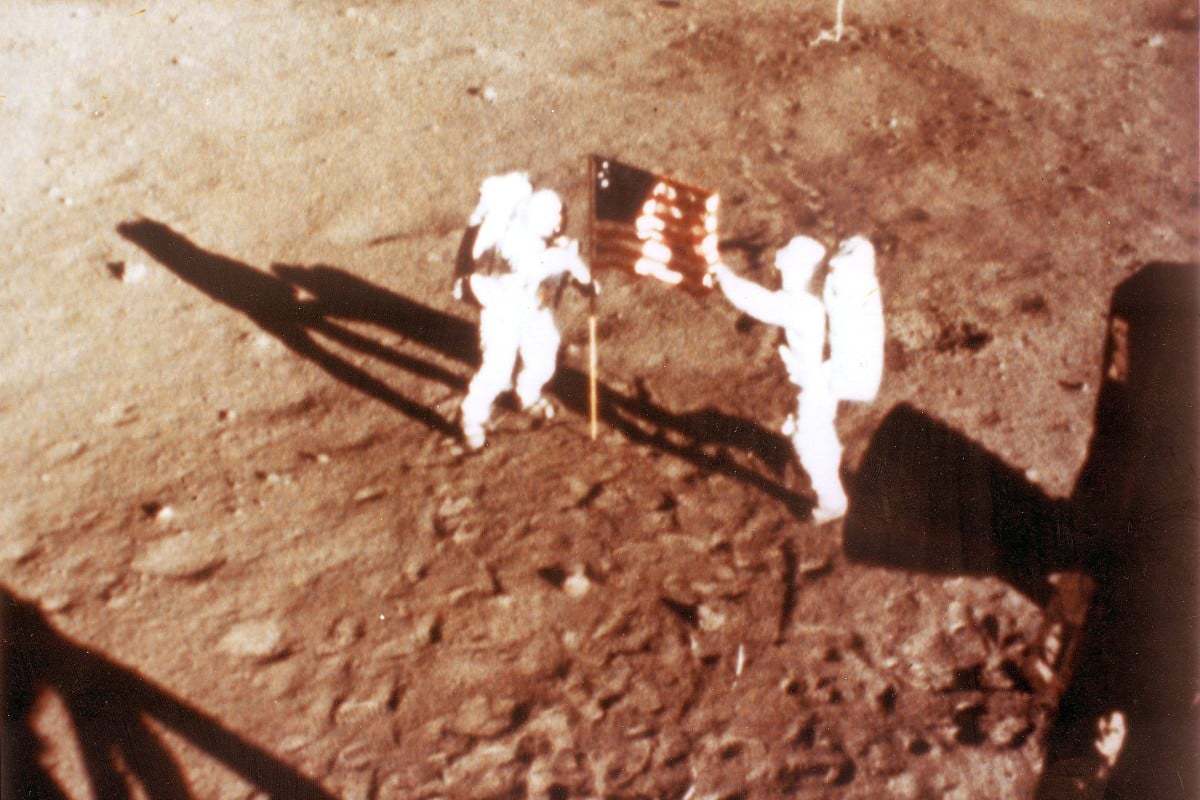NEIL Armstrong dan Buzz Aldrin memacakkan bendera AS di atas bulan pada 1969. FOTO AFP