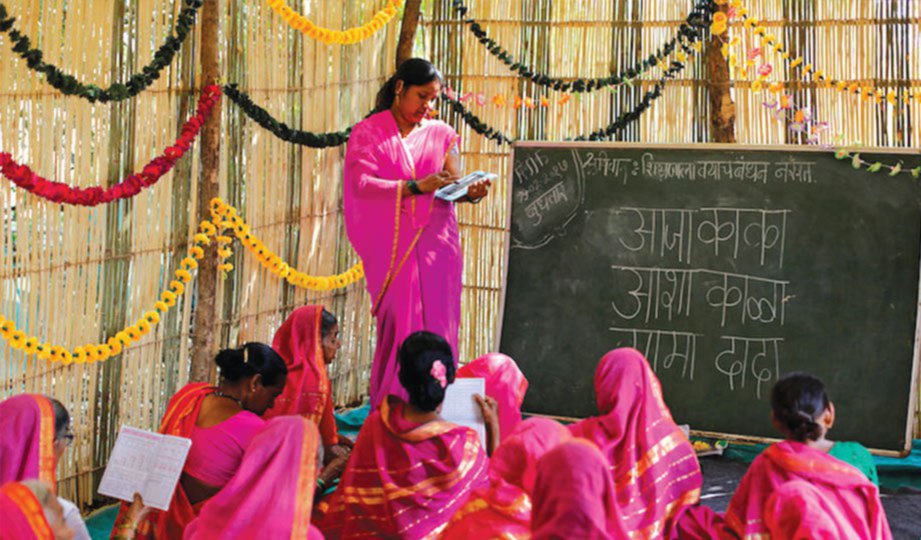 SHEETAL More menjadi guru tunggal di Aajibaichi Shala.