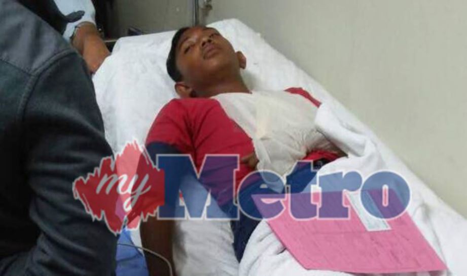 SEORANG daripada mangsa kemalangan basikal dan kereta dirawat di Hospital Pontian selepas patah pada bahagian bahu kiri. FOTO Mohd Azren Jamaludin