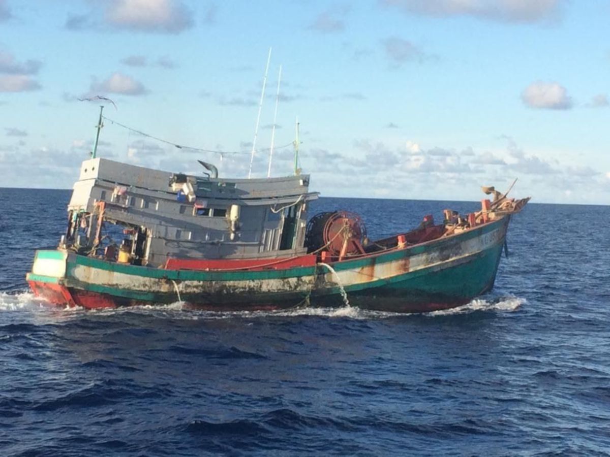 Dua bot nelayan Vietnam yang ditahan APMM kerana menceroboh perairan negara pada kedudukan 75 batu nautika dan 76 batu nautika dari timur laut Kuala Terengganu. FOTO IHSAN APMM