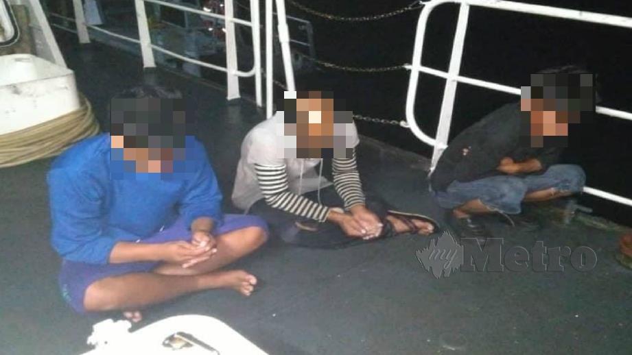 Antara nelayan asing yang ditahan TLDM di perairan Bagan Datuk semalam. Foto Ihsan TLDM