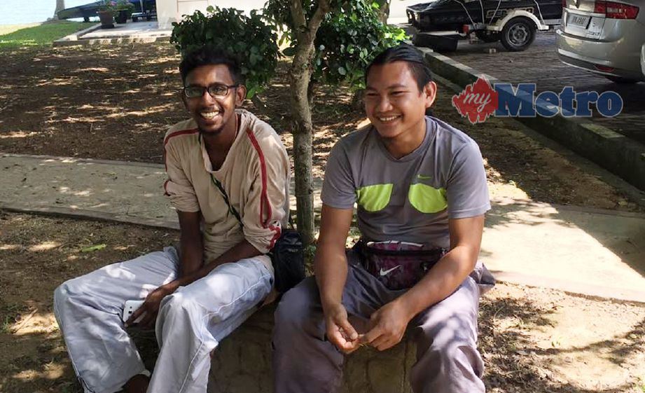 Dua nelayan yang berjaya menyelamatkan lelaki terjun dari Jambatan Pulau Pinang, hari ini. - Foto Ihsan Pembaca