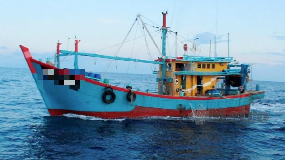 Bot nelayan tempatan yang ditahan kerana menangkap ikan di luar kawasan dibenarkan. FOTO Ihsan Maritim Malaysia
