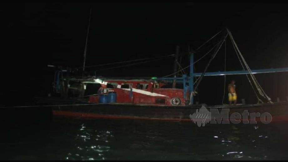 BOT bersama tiga nelayan tempatan ditahan kerana melanggar zon menangkap ikan. FOTO Ihsan APMM Selangor.