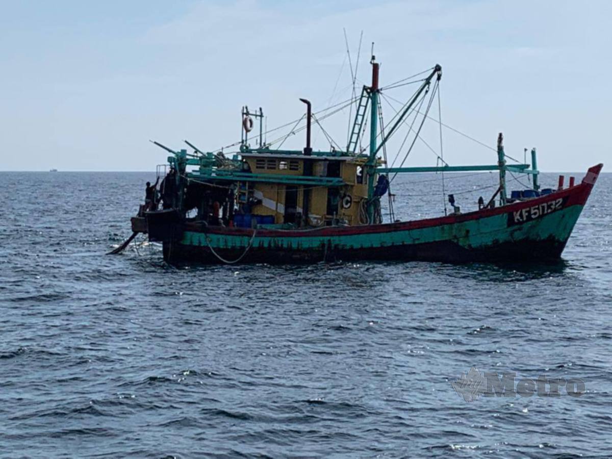 BOT nelayan yang ditahan kerana melakukan kesalahan menangkap ikan kurang daripada 12 batu nautika. FOTO ihsan APMM 