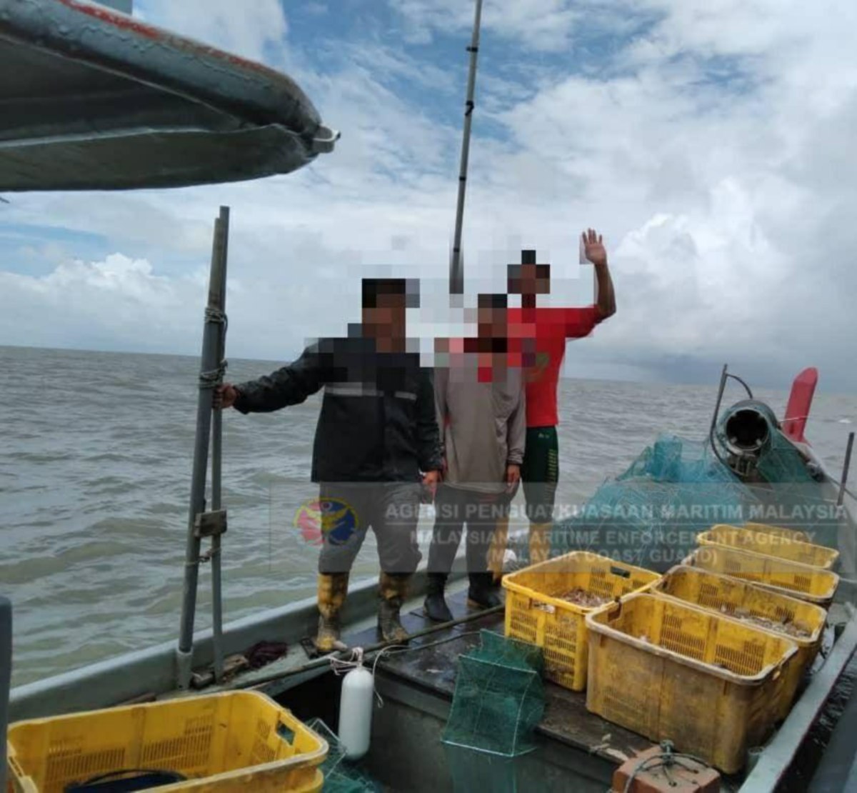TIGA nelayan ditahan bersama 90 set bubu naga. FOTO ihsan APMM.