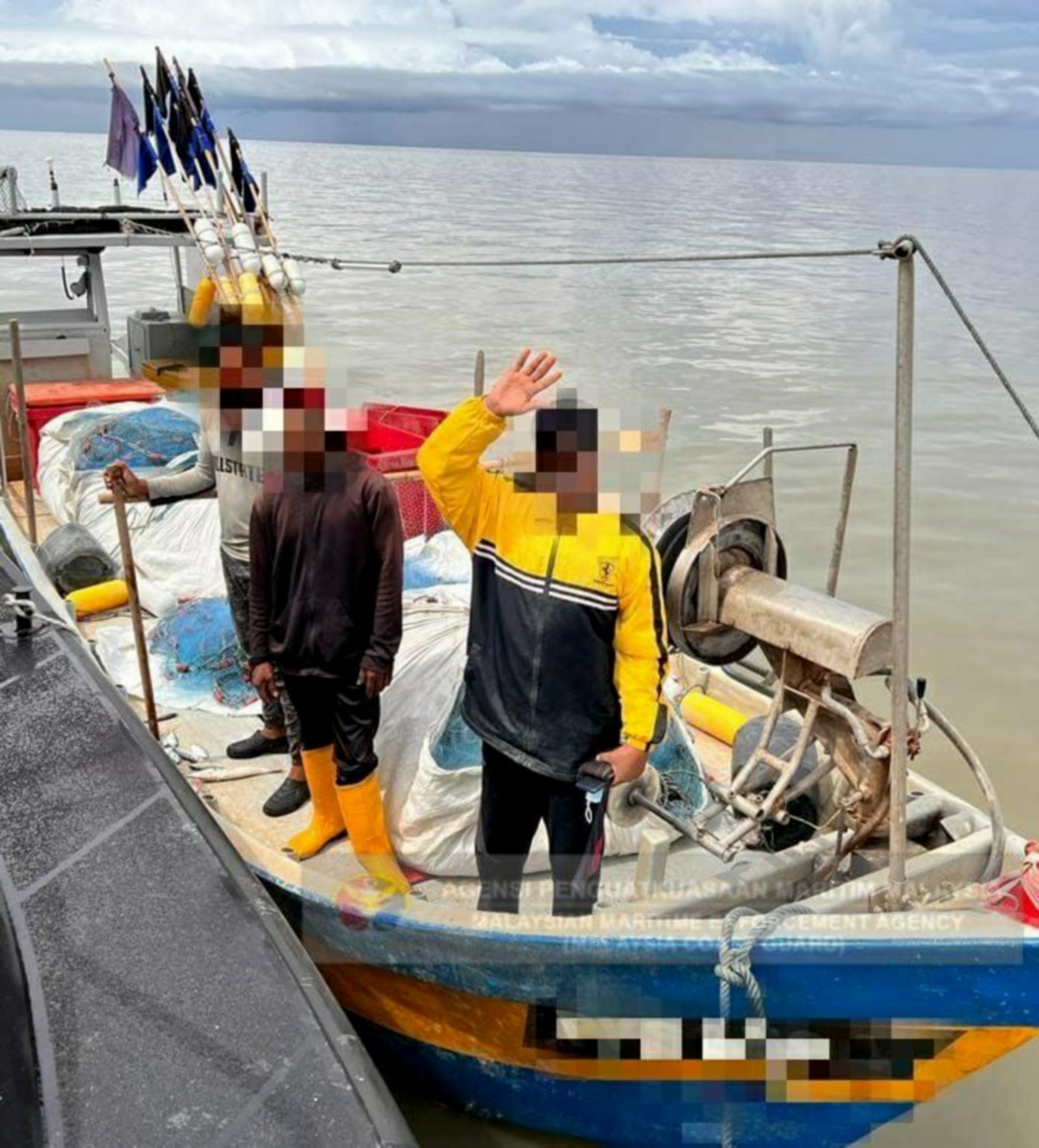 TIGA nelayan warga negara Myanmar tanpa pengenalan diri ditahan APMM Kuala Kurau. FOTO ihsan APMM
