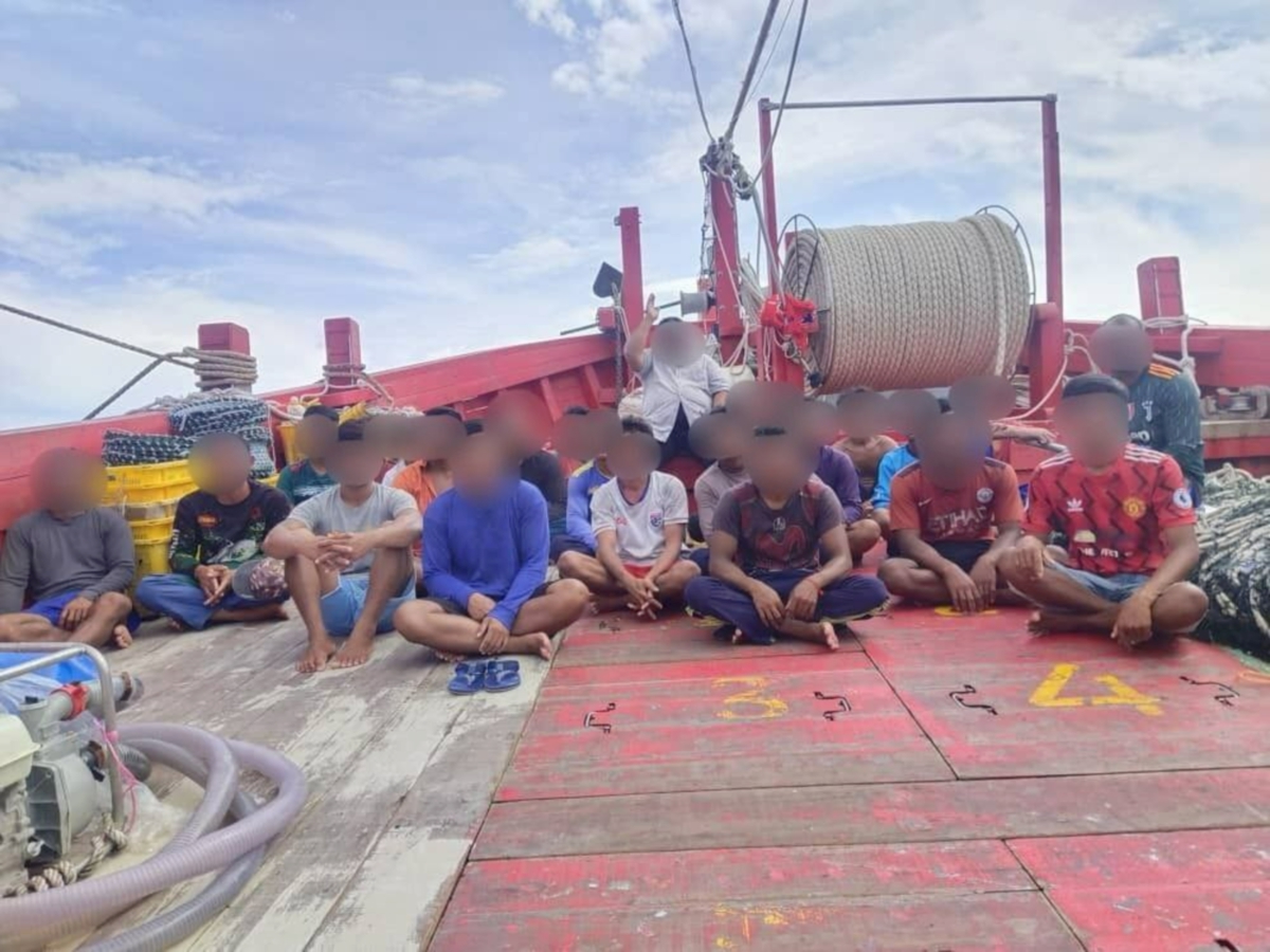  24 kru warga asing yang ditahan di perairan Pahang. FOTO Ihsan APMM