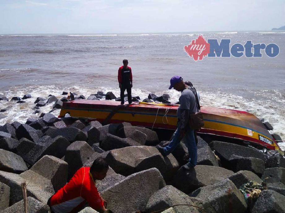 Bot digunakan empat nelayan dihanyutkan ke kawasan benteng pemecah ombak di Kuala Dungun. FOTO/ Rosli Ilham