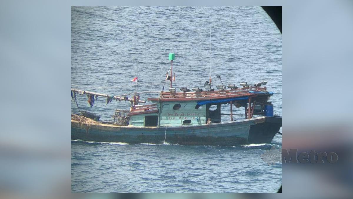 ANTARA bot nelayan Indonesia yang dikesan menceroboh perairan negara. FOTO ihsan TLDM 
