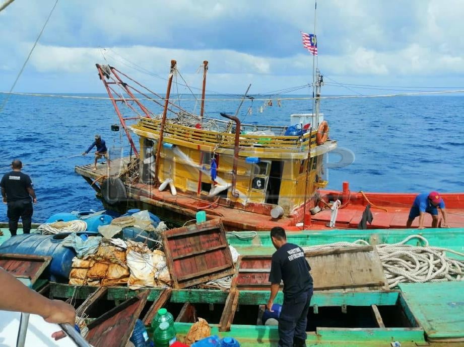 Dua bot nelayan Vietnam yang ditahan dibawa ke Jeti APMM Kemaman. FOTO Rosli Ilham