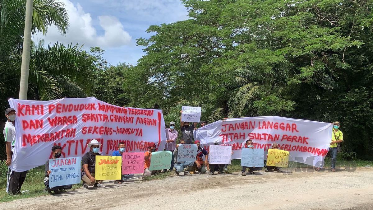 PENDUDUK dan nelayan darat membantah aktiviti perlombongan di Kampung Air Kuning, Kampung Gajah. FOTO Noor Hidayah Tanzizi