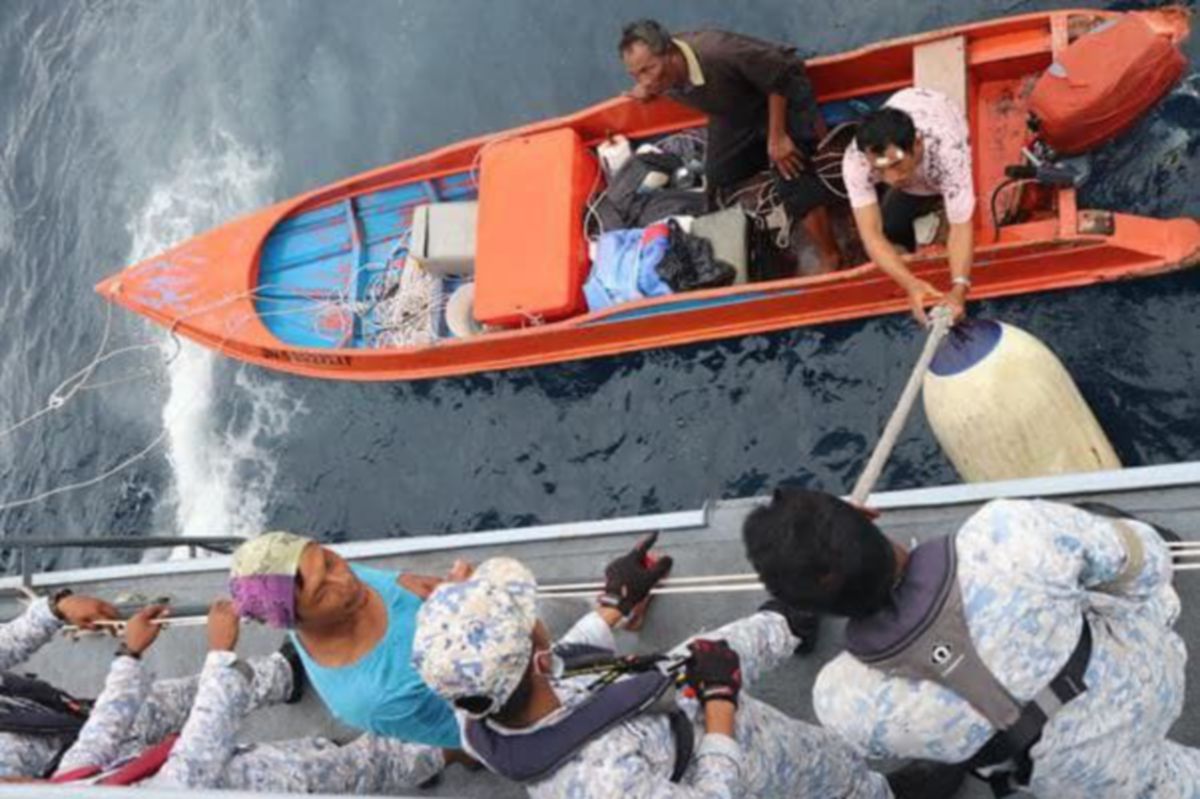 TIGA nelayan berjaya diselamatkan oleh anggota TLDM KD Todak di perairan Permatang Ubi, kira-kira 160 batu nautika Barat Laut dari Kota Kinabalu. FOTO IHSAN TLDM