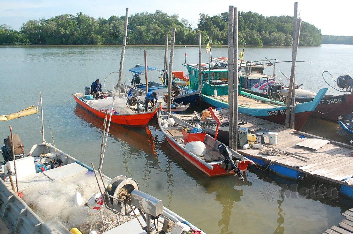 NELAYAN berdaftar di Melaka diberikan sumbangan RM2,000 untuk pemilik perahu dan RM250 untuk awak-awak. FOTO HASSAN OMAR